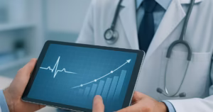 Mãos de gestor da área da saúde analisando gráficos financeiros e de saúde em um tablet, representando a nova gestão no setor.